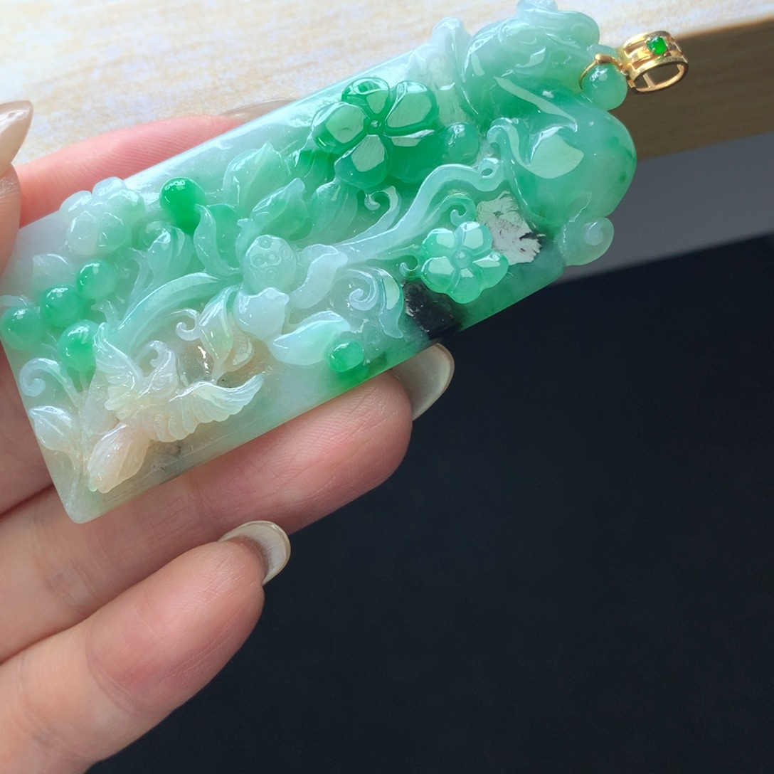 银***姐翡翠18K金镶嵌颈饰吊坠