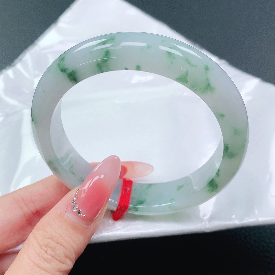 翡翠手镯未镶嵌56圈