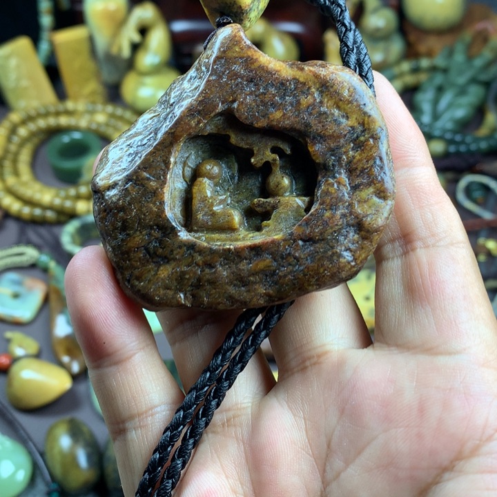吊坠(赠链)未镶嵌岫岩河磨玉（透闪石质玉）