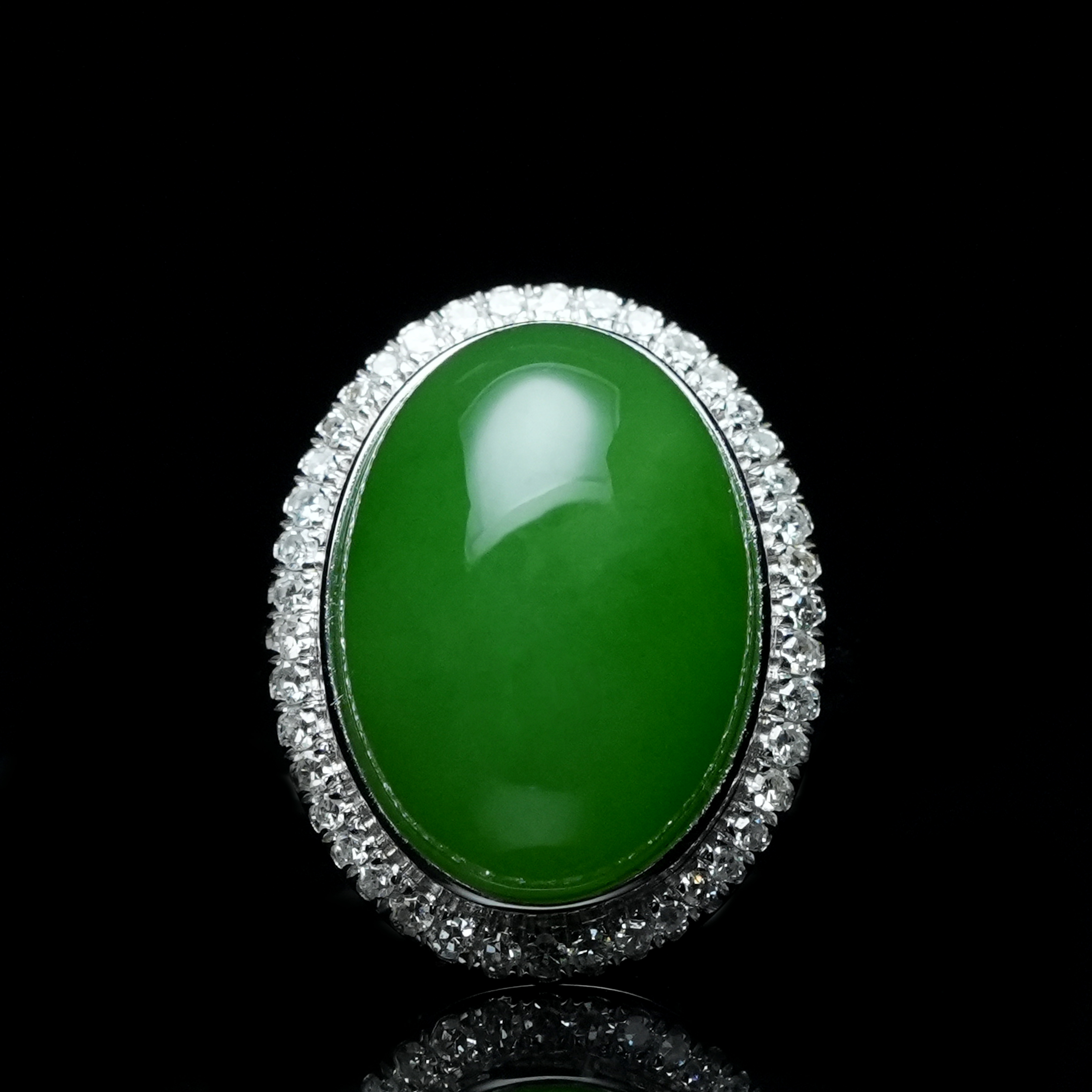 周陶陶·翠芒 和田玉蛋面苹果绿18k金镶嵌戒指围钻设计干净利落