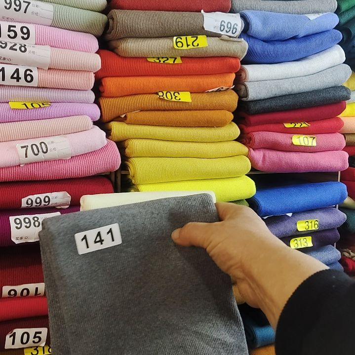 纯棉的2×2的中灰编码141和米白编码172各半。