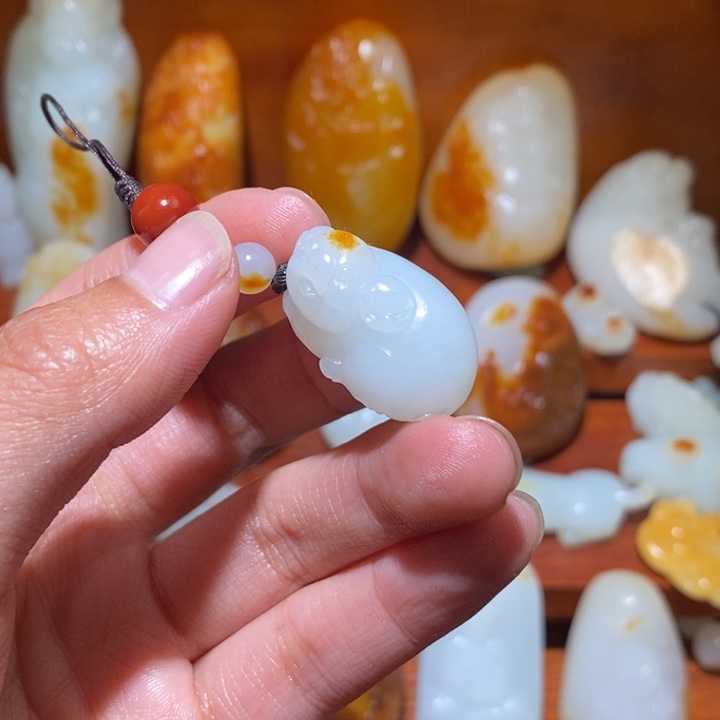 周***行和田玉未镶嵌颈饰