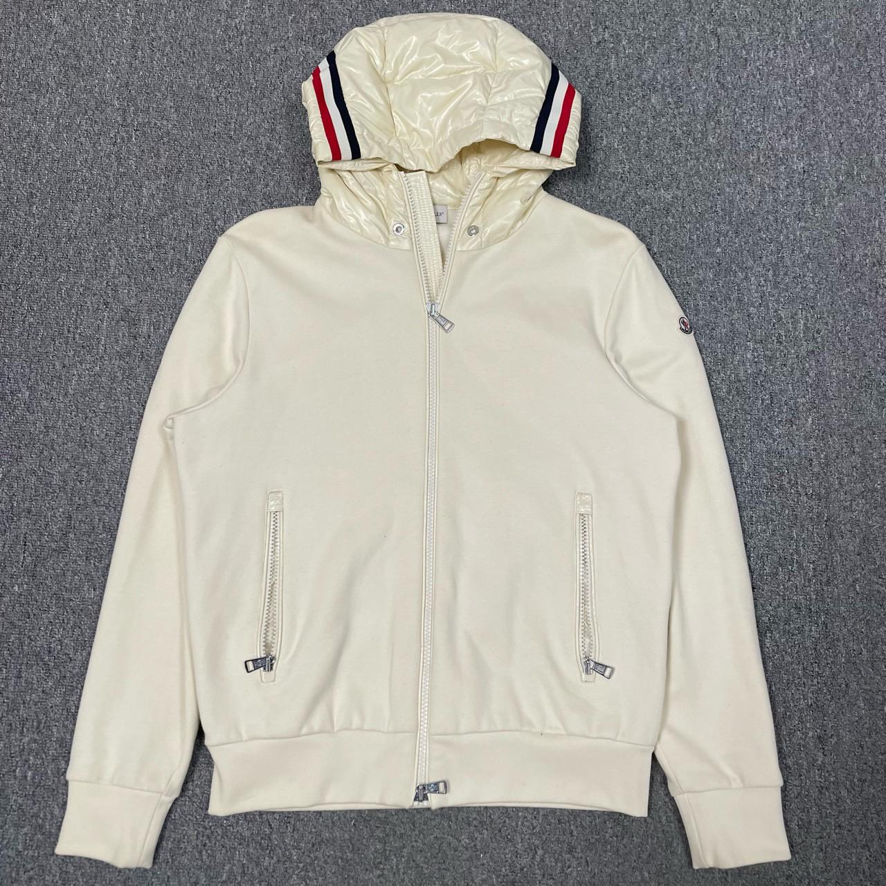 99新 MONCLER 12337240 蒙口 奶油色拉链连帽外套 L码