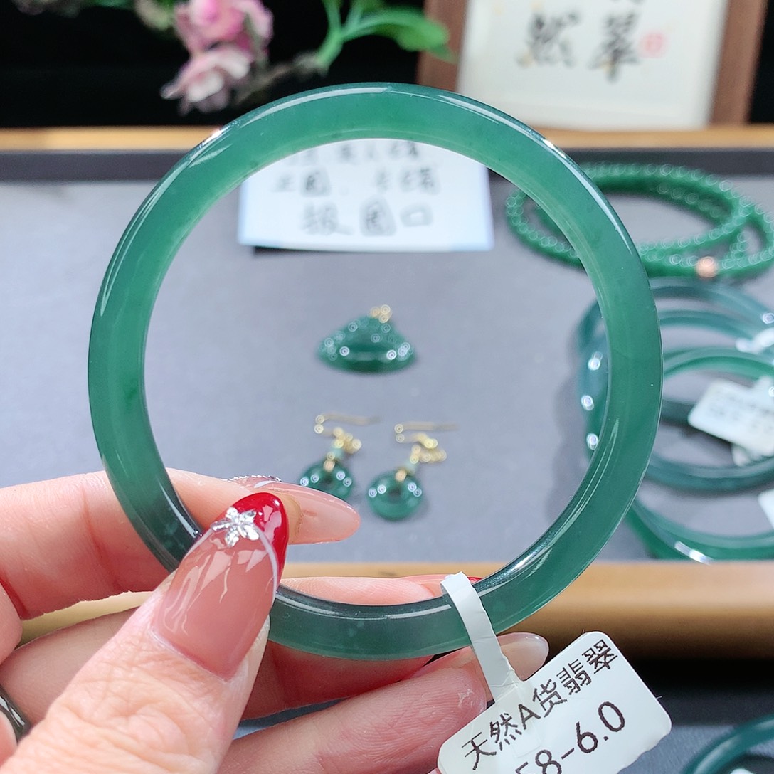 翡翠手镯（圆镯）未镶嵌