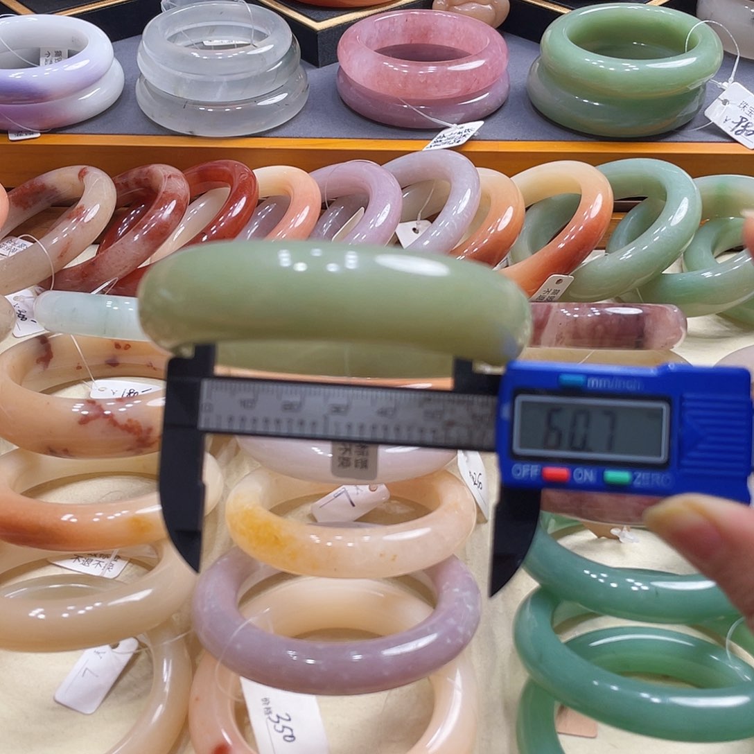 未镶嵌手镯石英岩玉