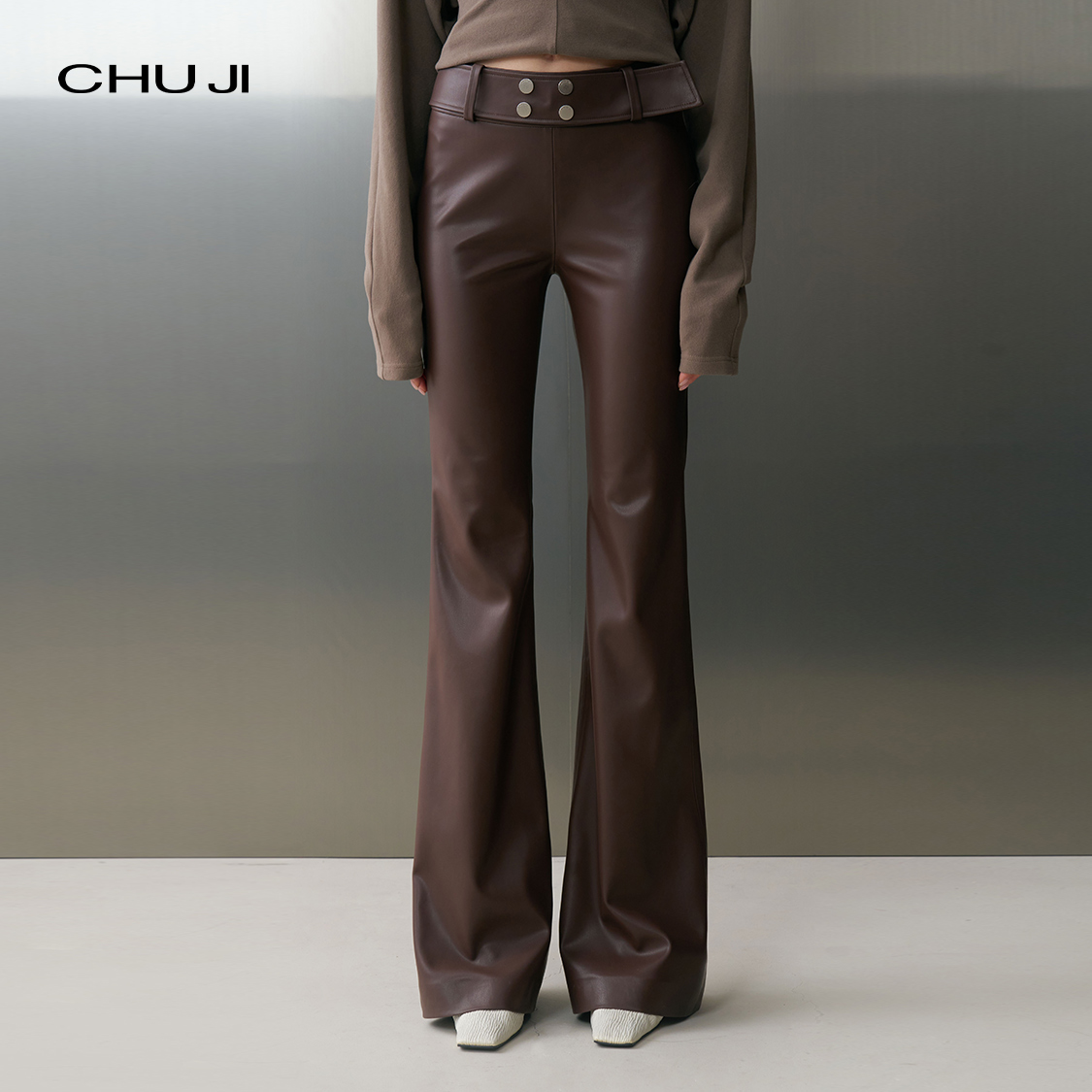 Chuji出迹环保蛋白皮微喇皮裤女 飒爽皮韵 PU弹力喇叭裤-E2Z2800K