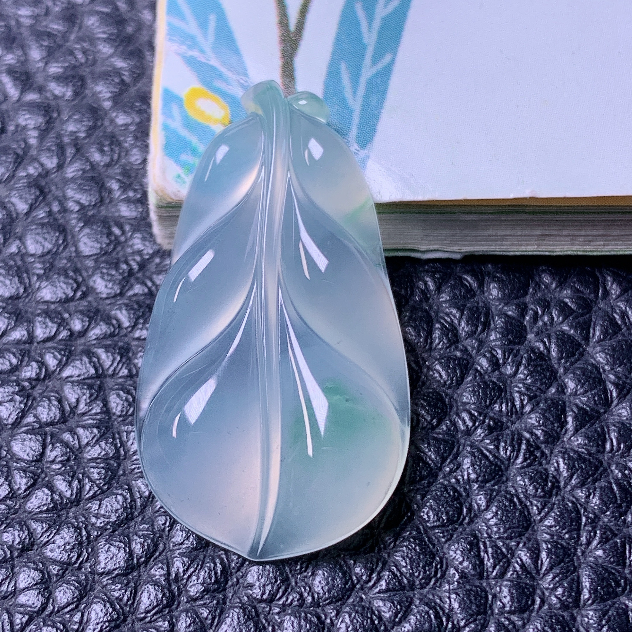 天然缅甸a货翡翠冰种飘绿玉叶芭蕉叶玉吊坠27.5/15.5/6