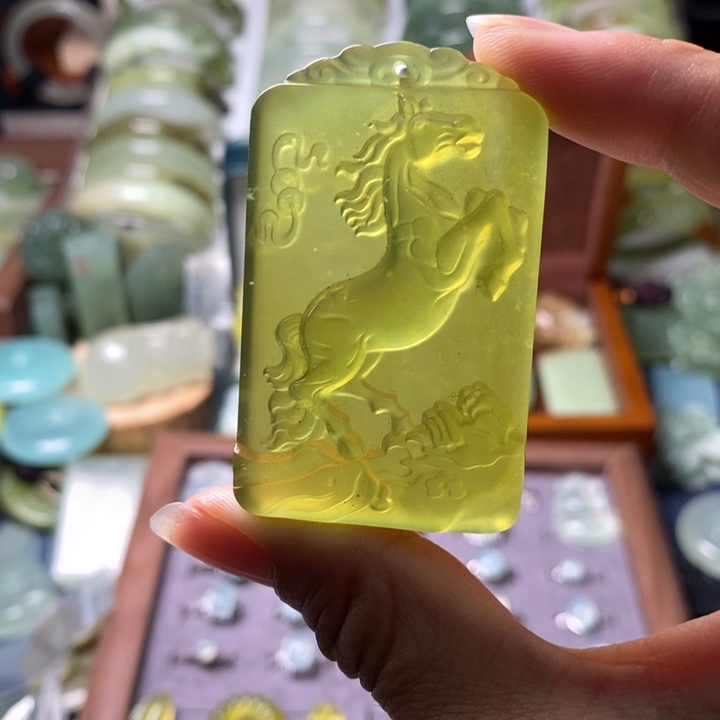 蛇纹石玉未镶嵌颈饰