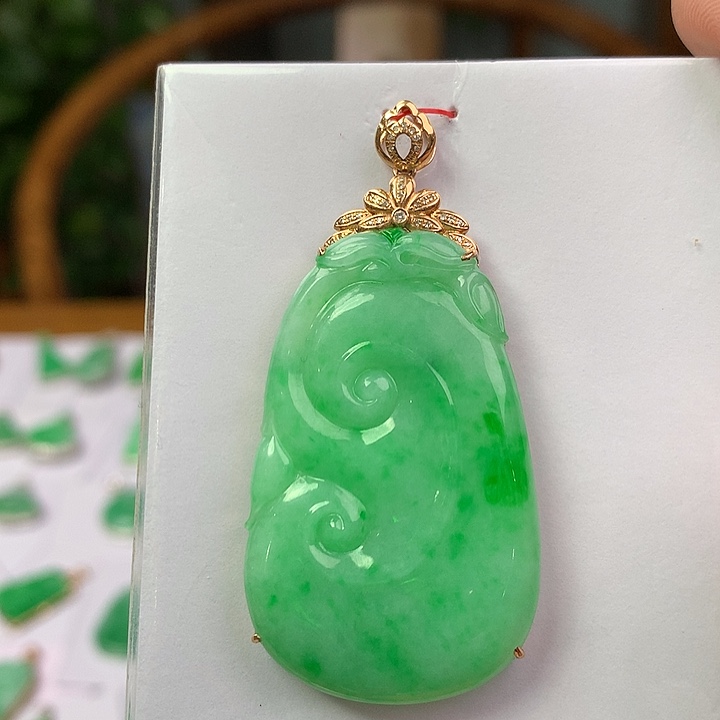 翡翠18K金镶嵌颈饰