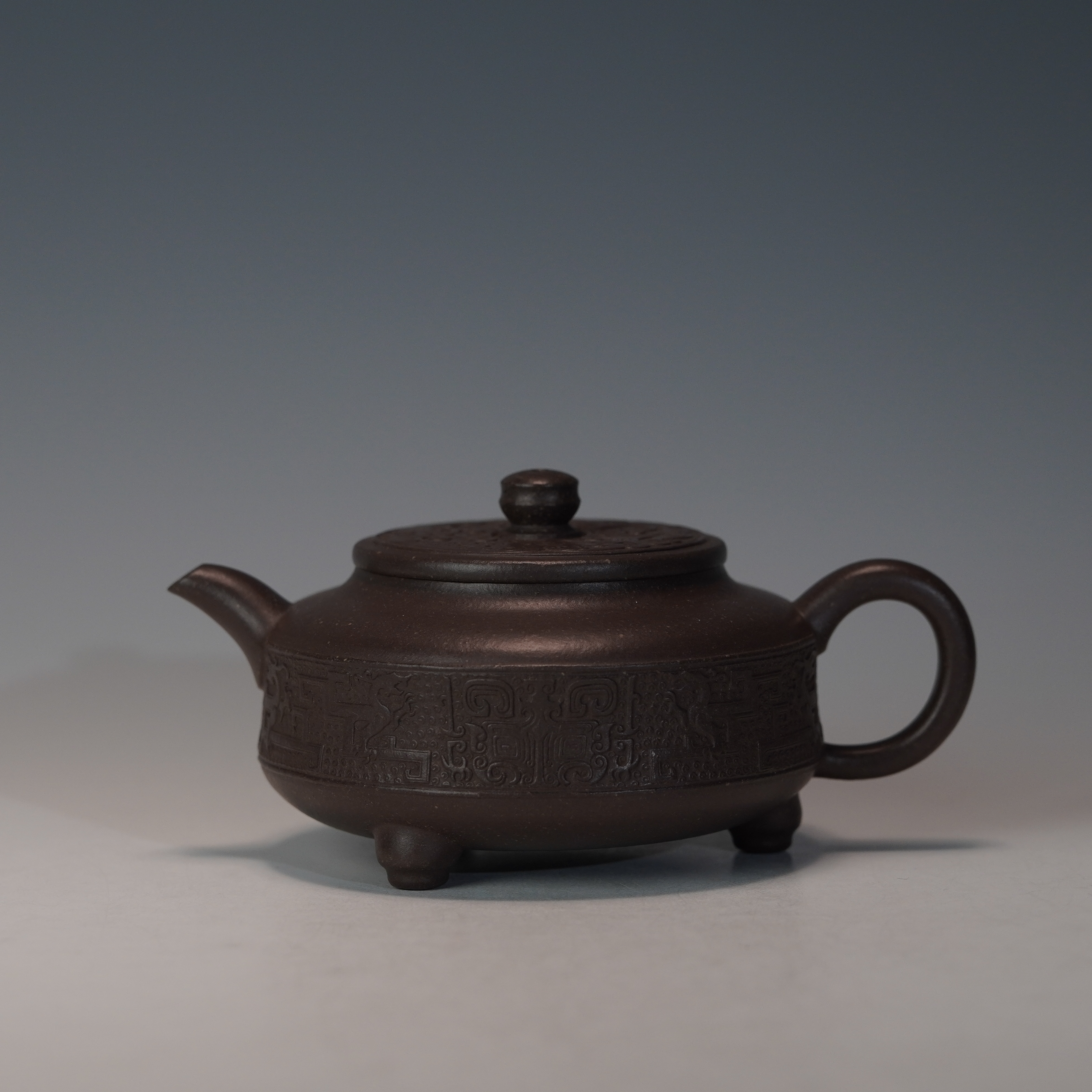 lot.22712 葛剑 天青泥麒麟望月壶 240cc