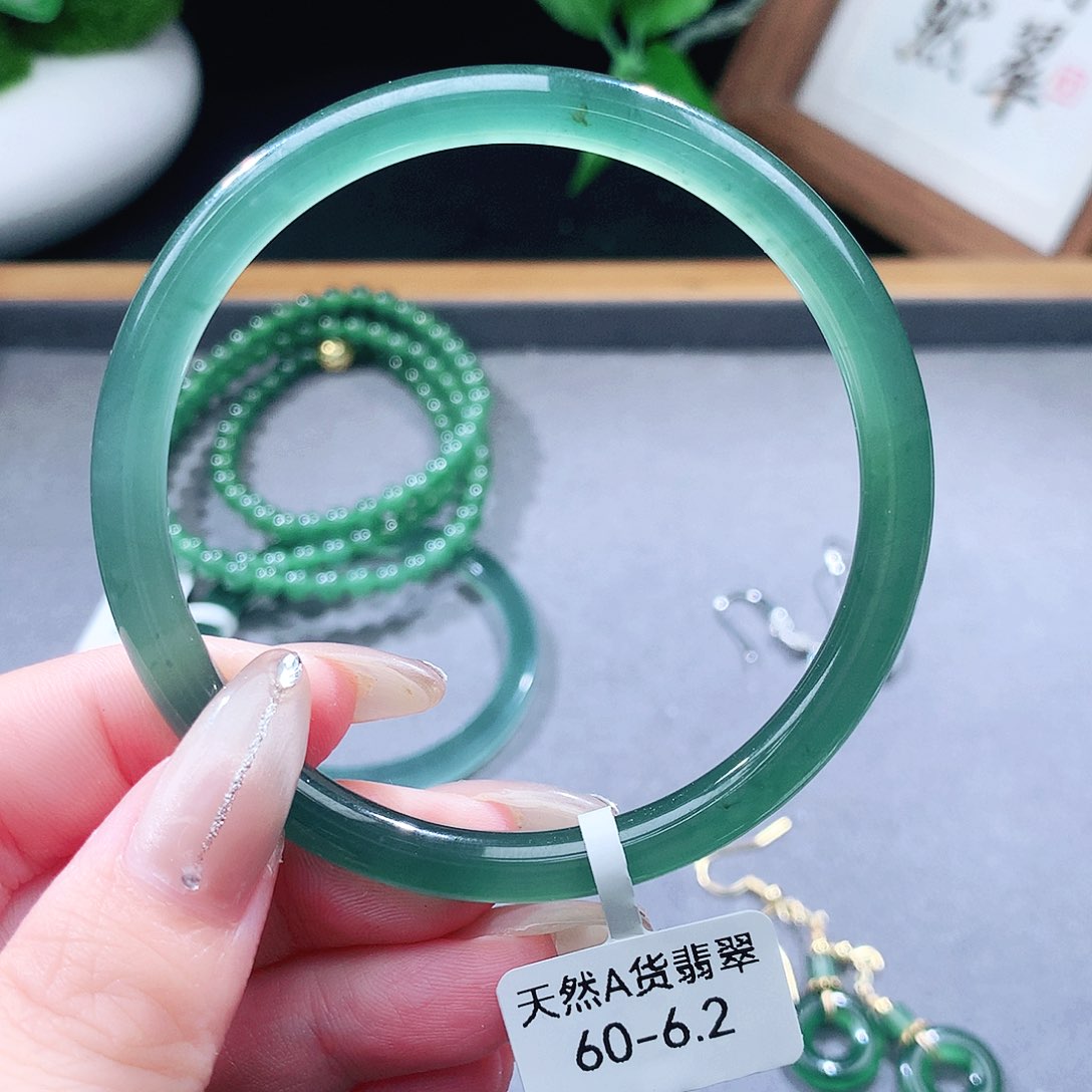 翡翠手镯（圆镯）未镶嵌