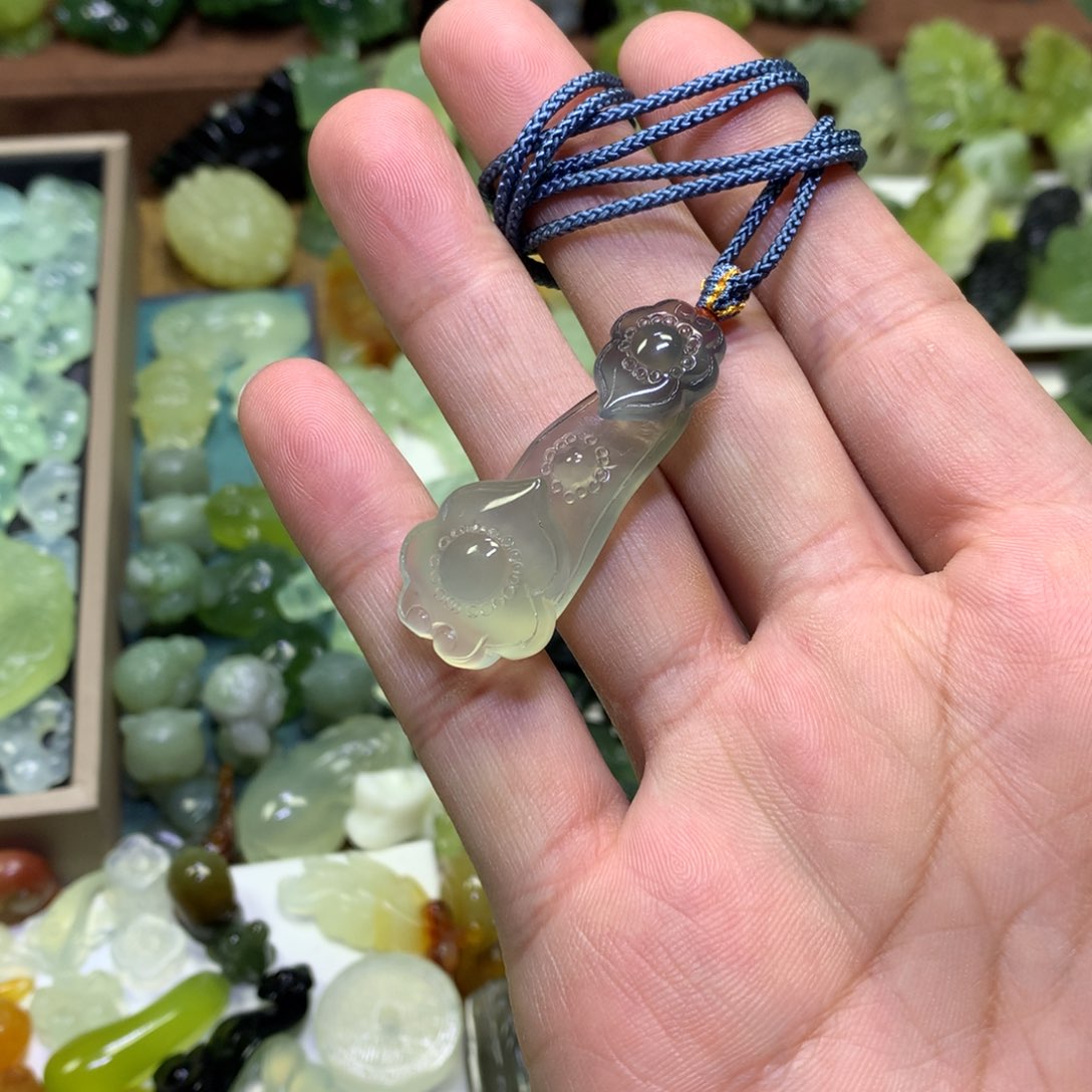 岫玉颈饰未镶嵌如意