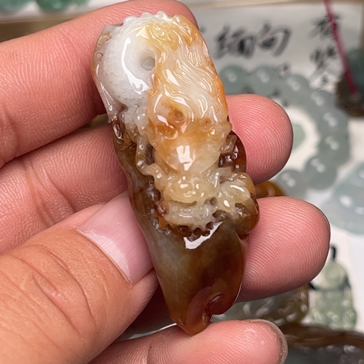 翡翠未镶嵌颈饰龙