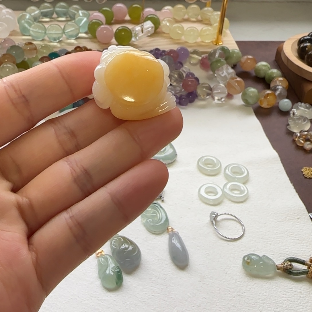 翡翠未镶嵌颈饰三脚金蟾