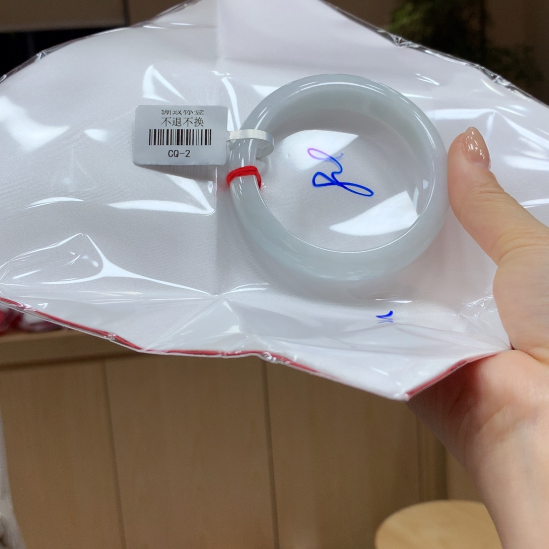 翡翠手镯未镶嵌不退不换