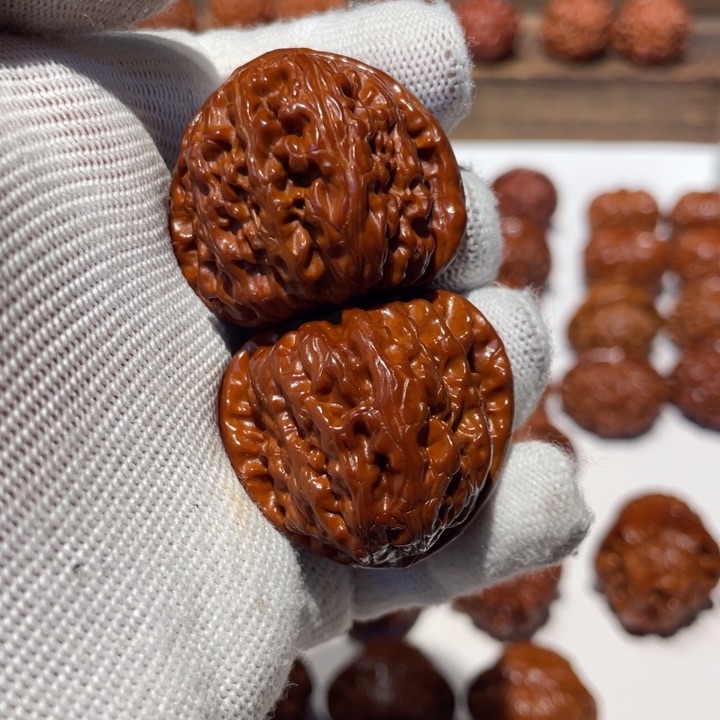 文玩核桃吊坠三角白345.06.37