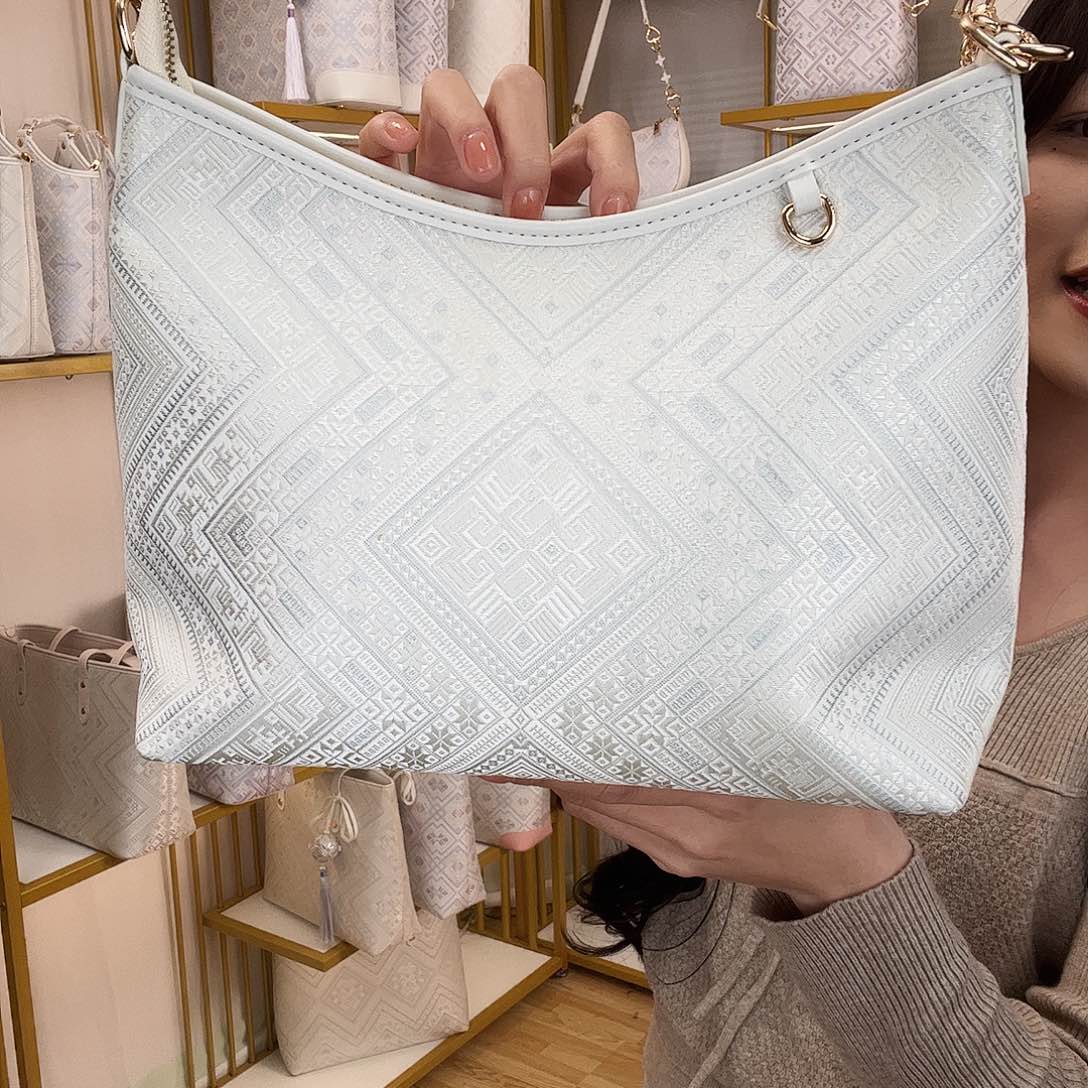 蚕丝素白几何纹大号流浪包壮锦包