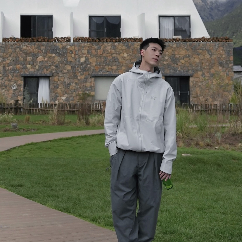 99新 ARC'TERYX/始祖鸟 4014/灰白色Logo硬壳连帽冲锋衣外套/S码