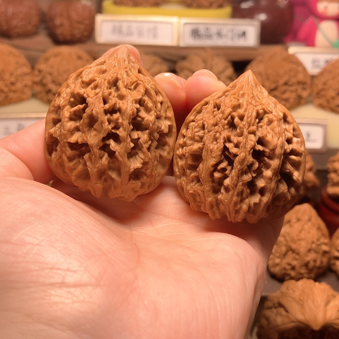 文玩核桃吊坠九龙筋41克重52