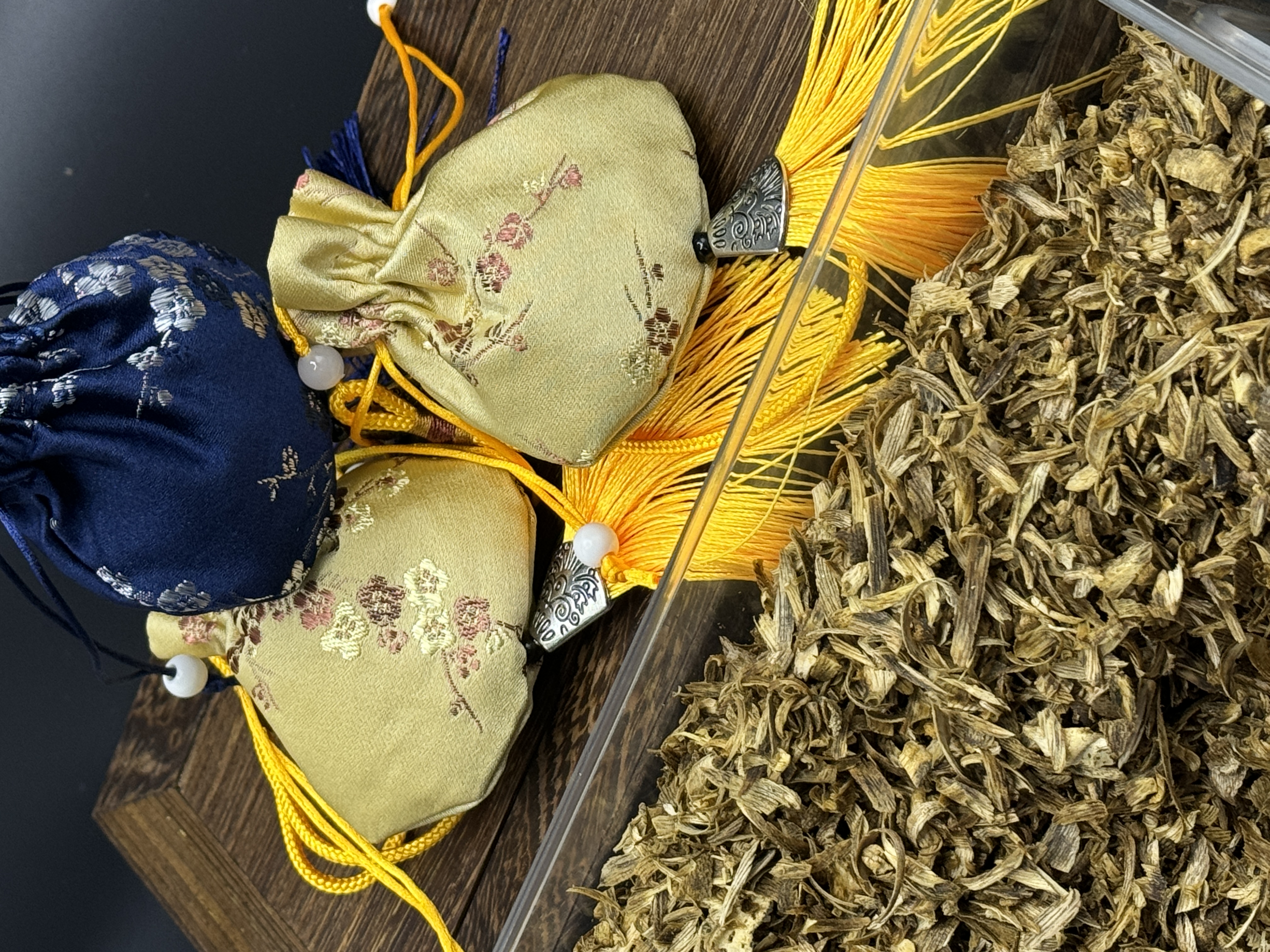 沉香黄棋勾丝香囊