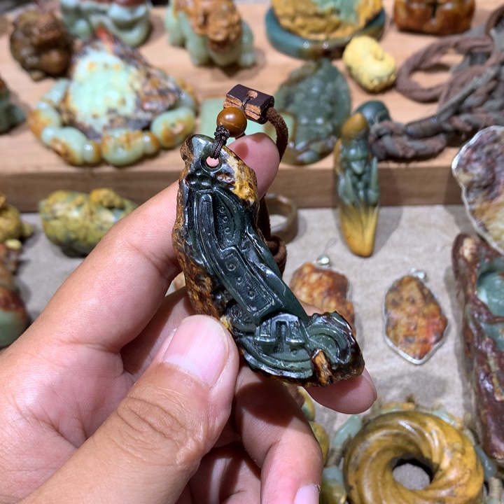 未镶嵌岫岩河磨玉（透闪石质玉）把件