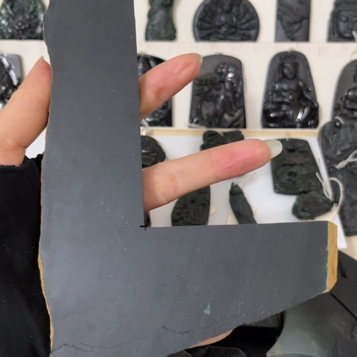 颈饰未镶嵌翡翠？