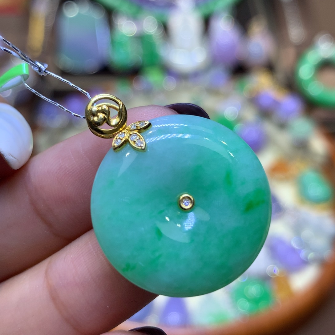 翡翠18K金镶嵌颈饰