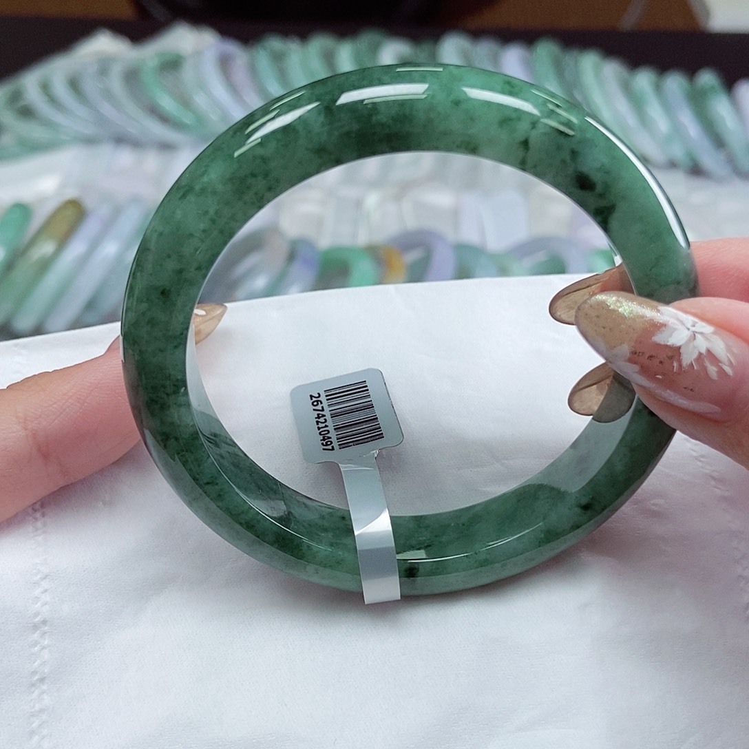 翡翠手镯未镶嵌57圈口