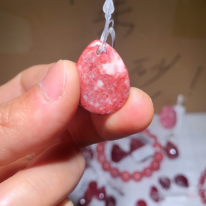 天然辰砂原石吊坠