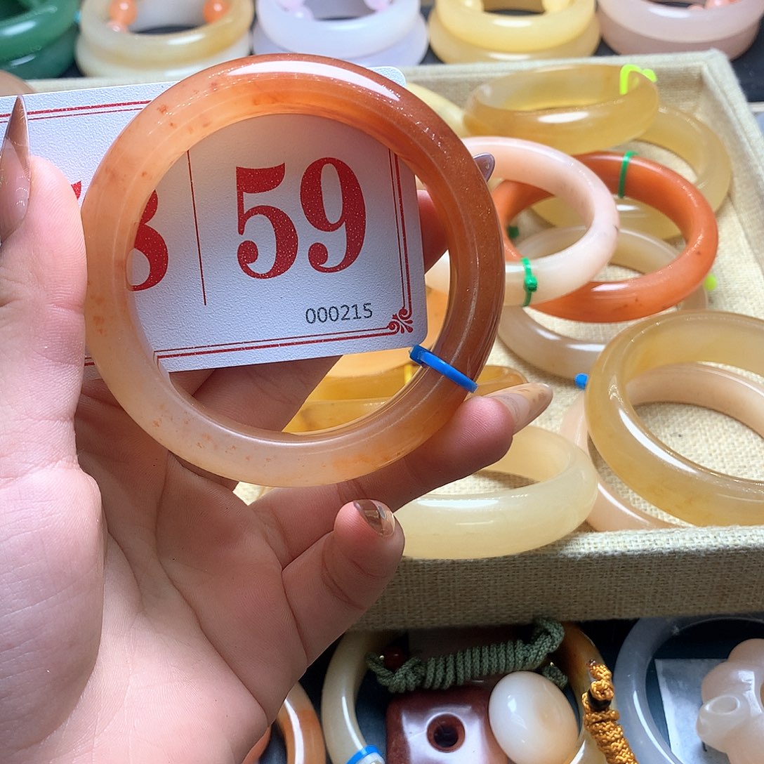 未镶嵌石英质玉（黄龙玉）手镯