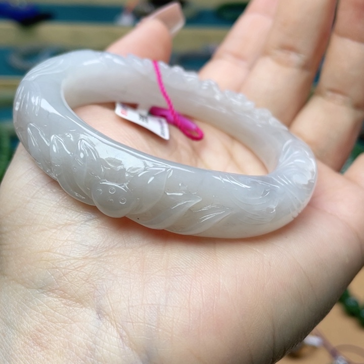 和田玉手镯53+圈口。编号52未镶嵌