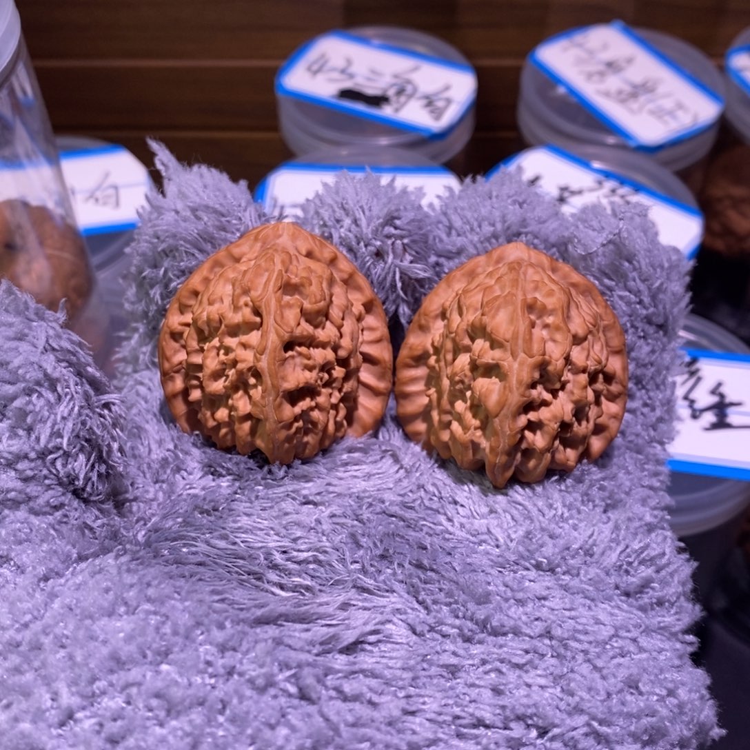 琦***敌文玩核桃吊坠39全品三角白