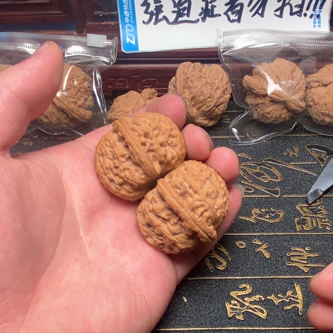 文玩核桃把件大*坑白狮子