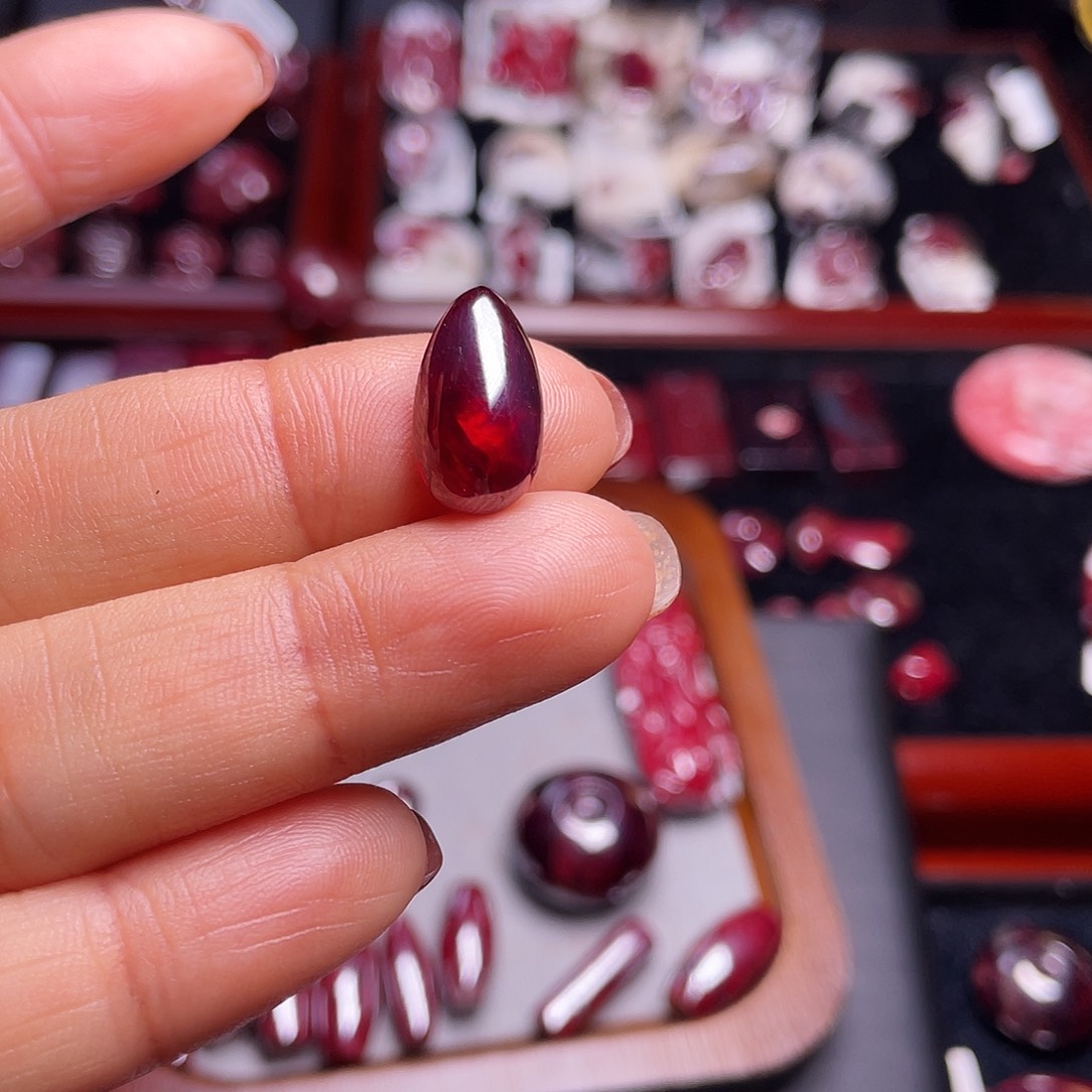 Q***X天然辰砂天然乌晶体吊坠3.76