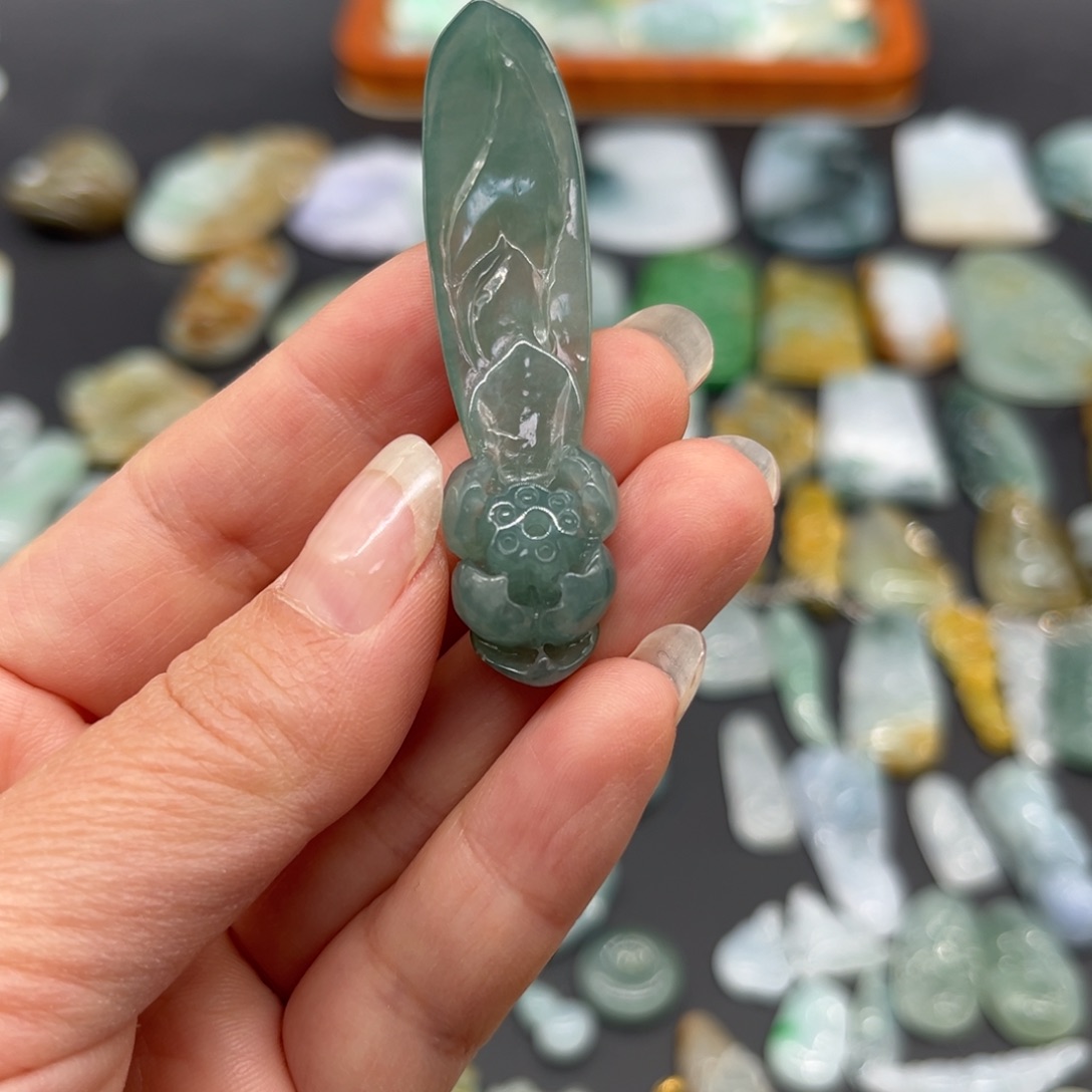 翡翠未镶嵌颈饰莲花