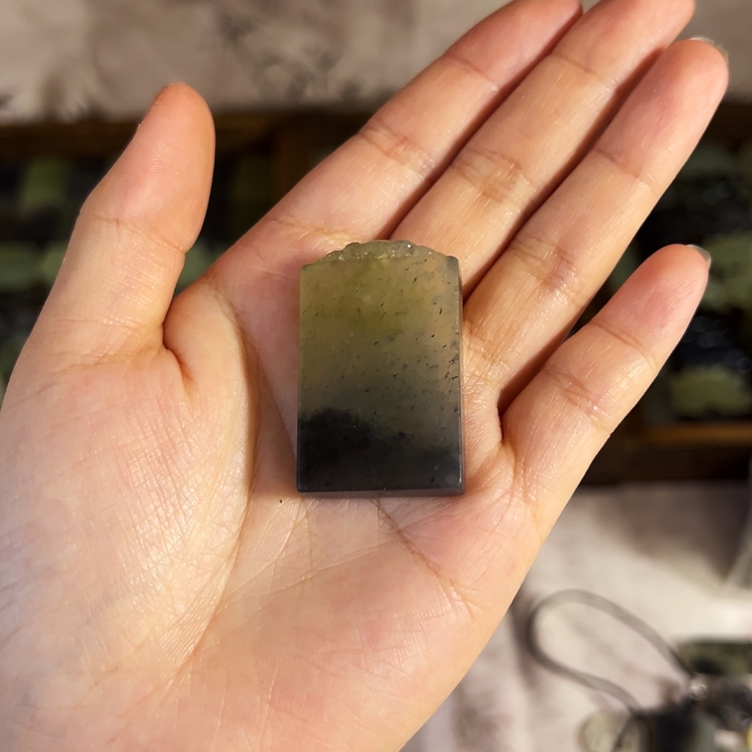 蛇纹石玉颈饰合金