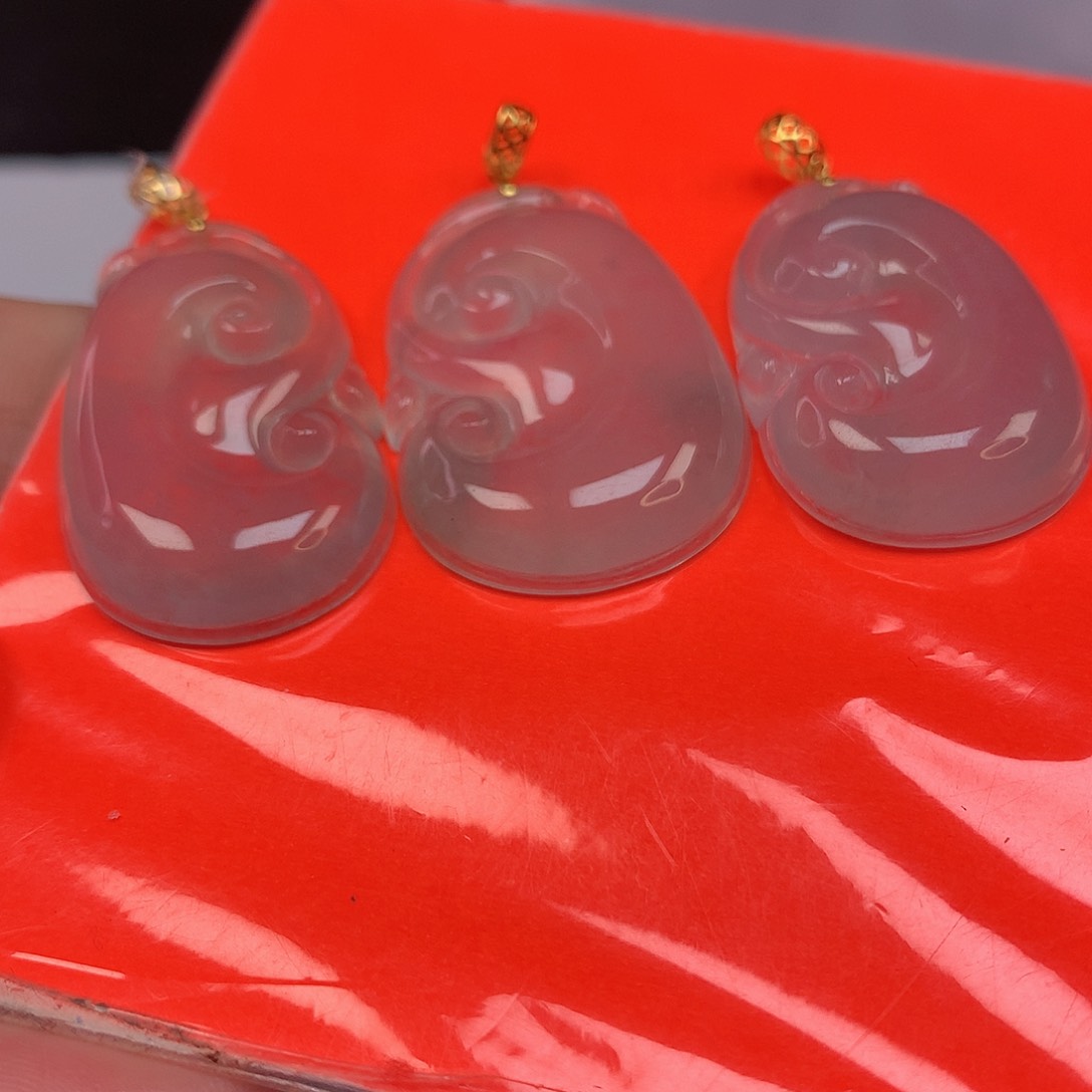 翡翠颈饰18K金镶嵌不带链子，随机发一件