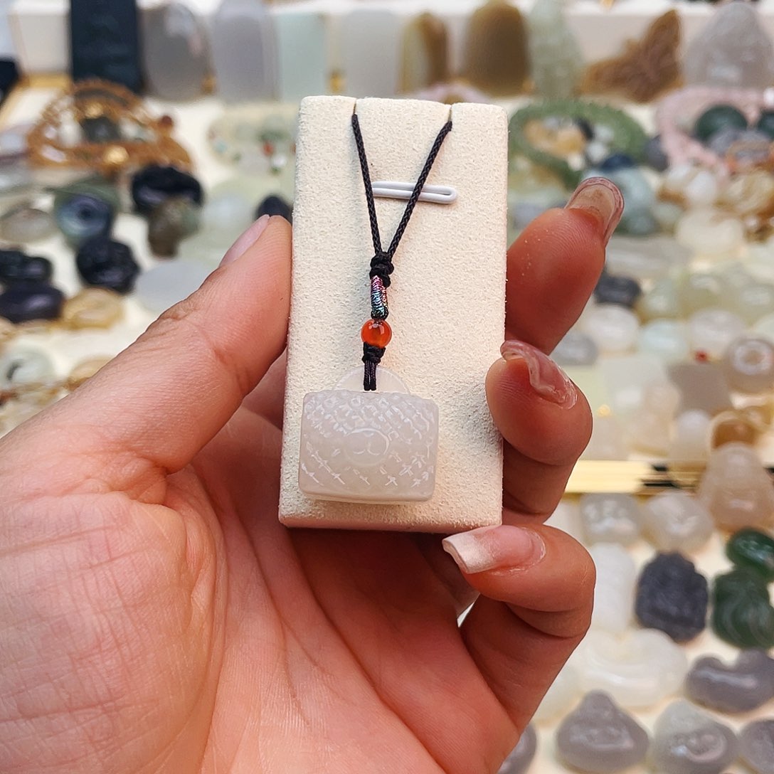 【闪购商品】和田玉吊坠(赠链)未镶嵌