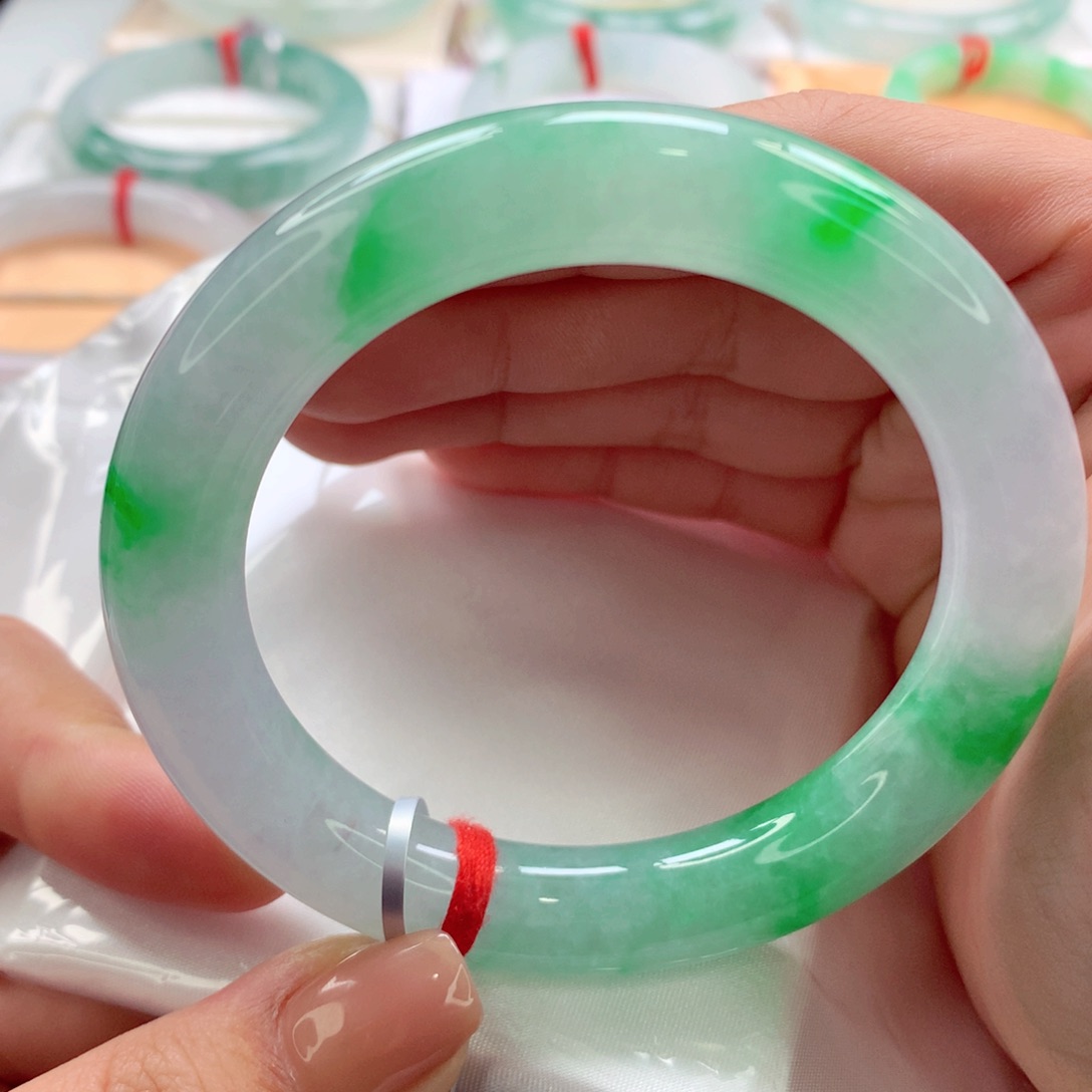 翡翠手镯未镶嵌?****?师妹尾款