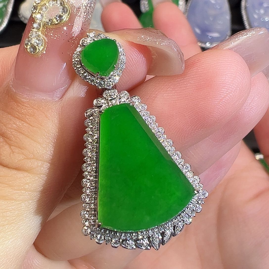 翡翠颈饰18K金镶嵌厚装无事牌