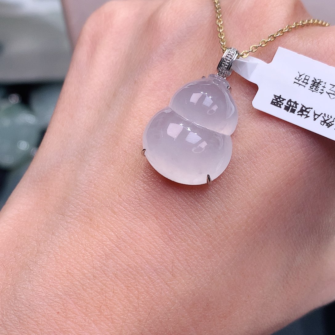 颈饰18K金镶嵌翡翠白冰起胶葫芦