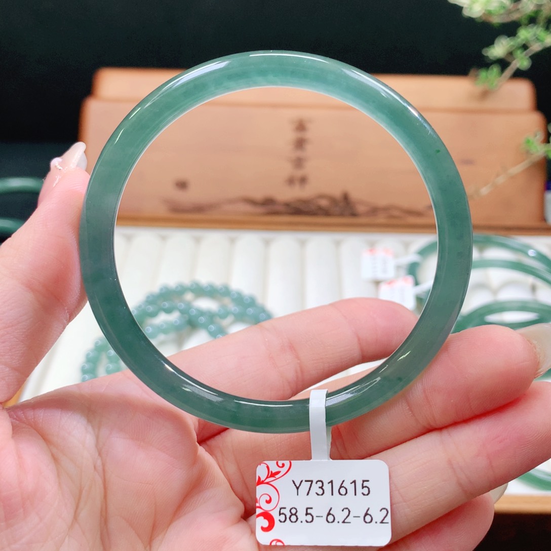 翡翠手镯未镶嵌天然