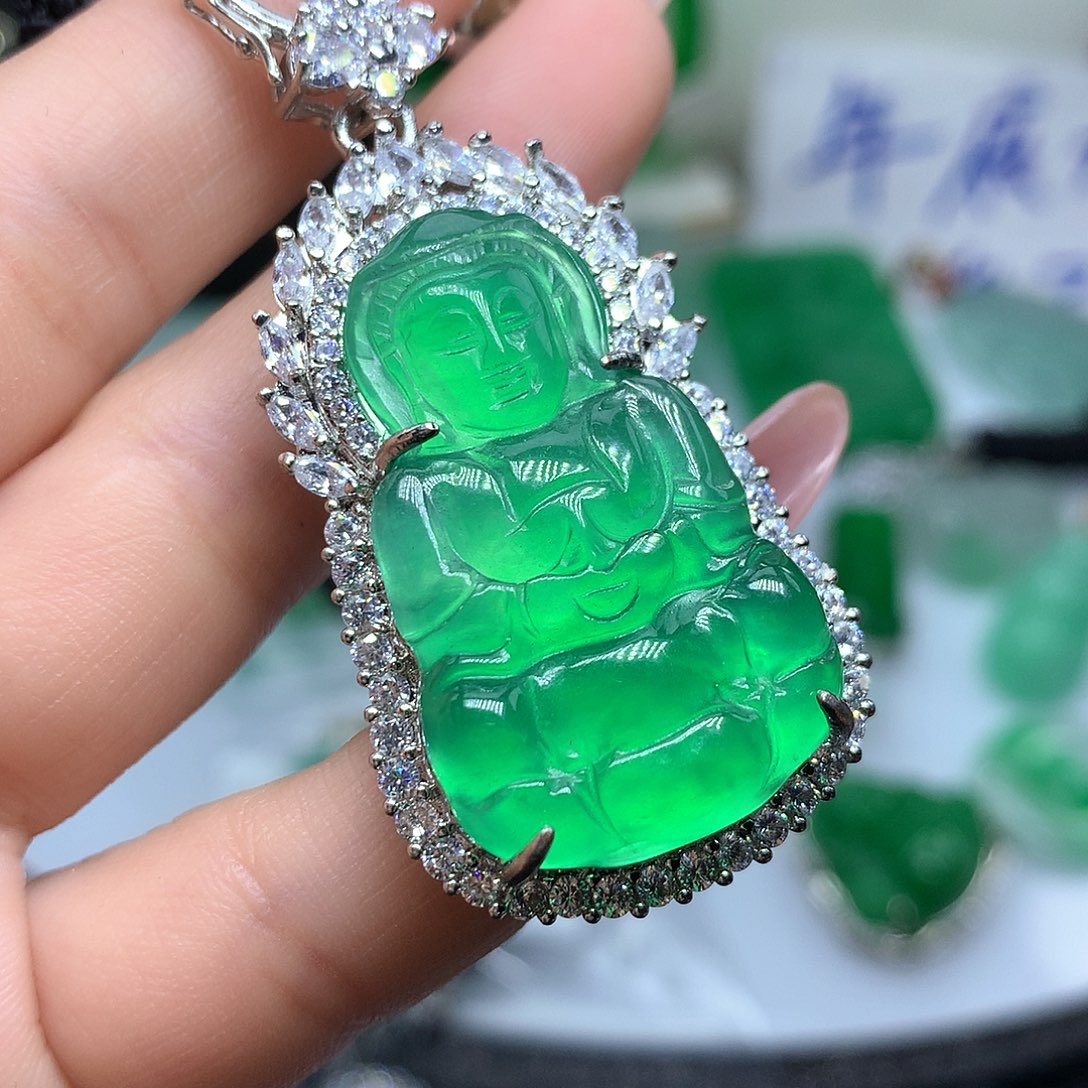 翡翠吊坠(赠链)未镶嵌