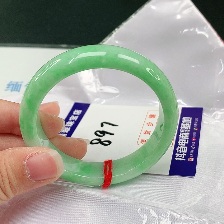 翡翠手镯未镶嵌小***飞翡翠