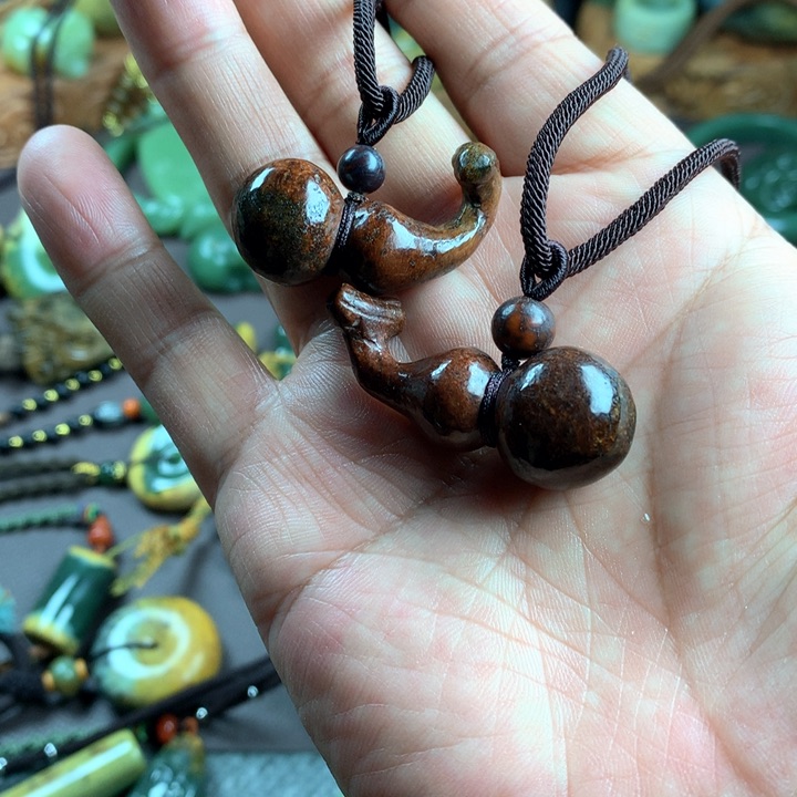 吊坠(赠链)未镶嵌岫岩河磨玉（透闪石质玉）