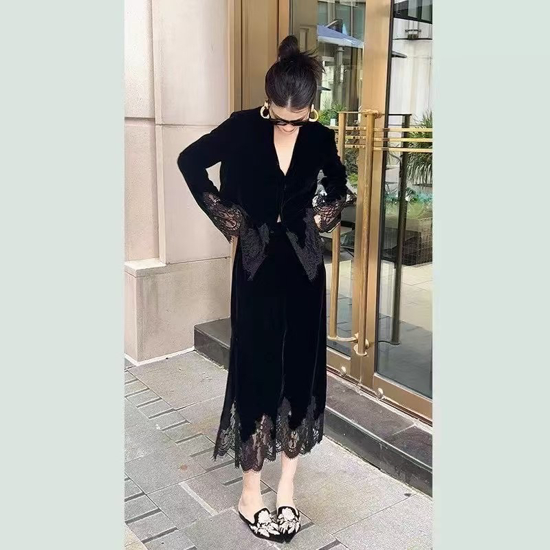 黑色丝绒V领蕾丝拼接上衣搭配半身裙气质套装232