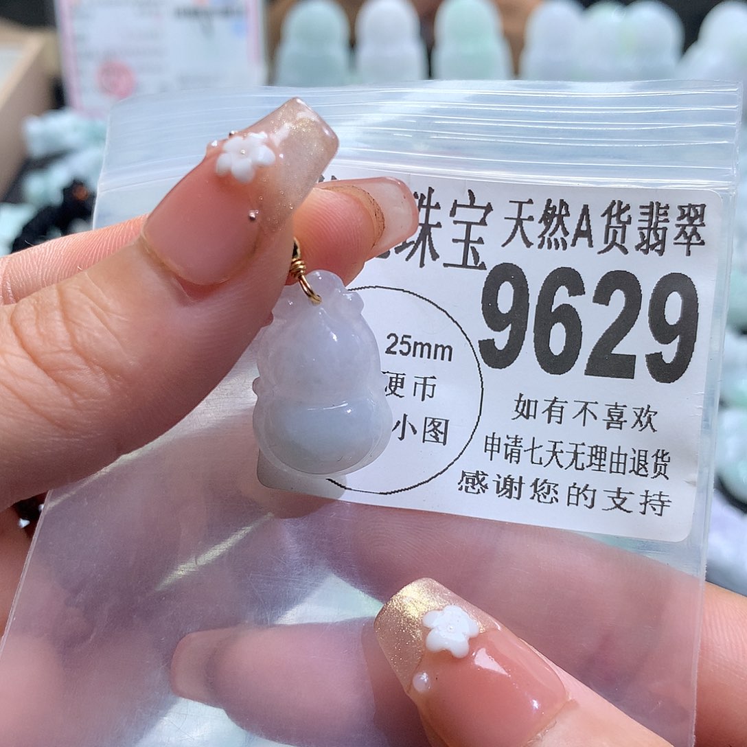 翡翠未镶嵌颈饰，