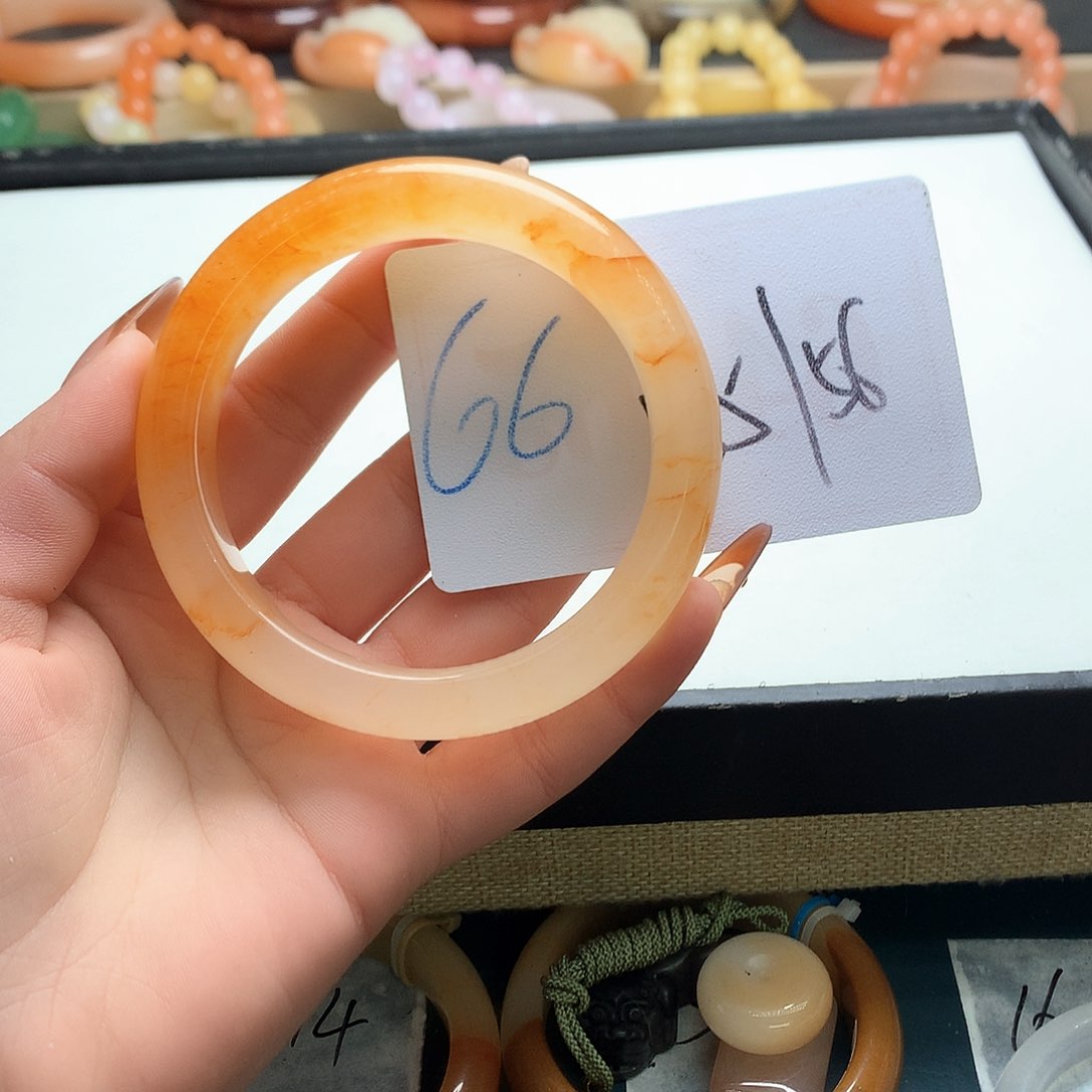 未镶嵌石英质玉（黄龙玉）手镯