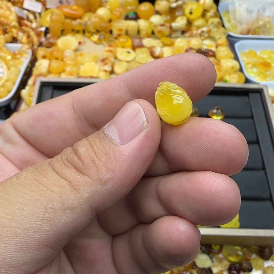 添***翼琥珀未镶嵌裸石0.72克