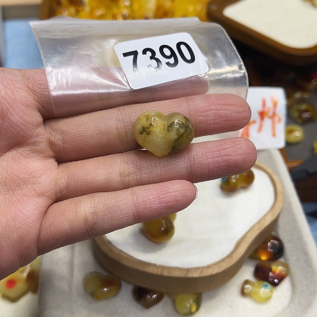 琥珀未镶嵌珠宝奇石